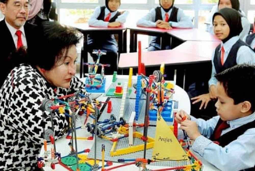 Rosmah (kiri) pernah bertemu Iz Emir (kanan) pada suatu masa dahulu ketika melawat Pusat Permata Pintar.