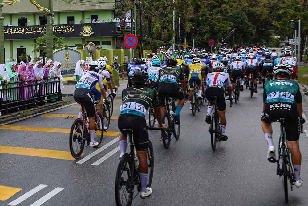 Peloton pelumba melalui laluan perlumbaan Le Tour de Langkawi 2024 peringkat pertama (Langkawi-Langkawi) sejauh 96.5 kilometer hari ini. Foto Bernama