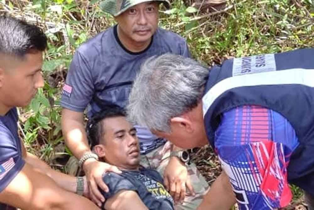 Mangsa (tengah) ditemukan dalam keadana lemah berhampiran kawasan semak di lokasi kejadian.