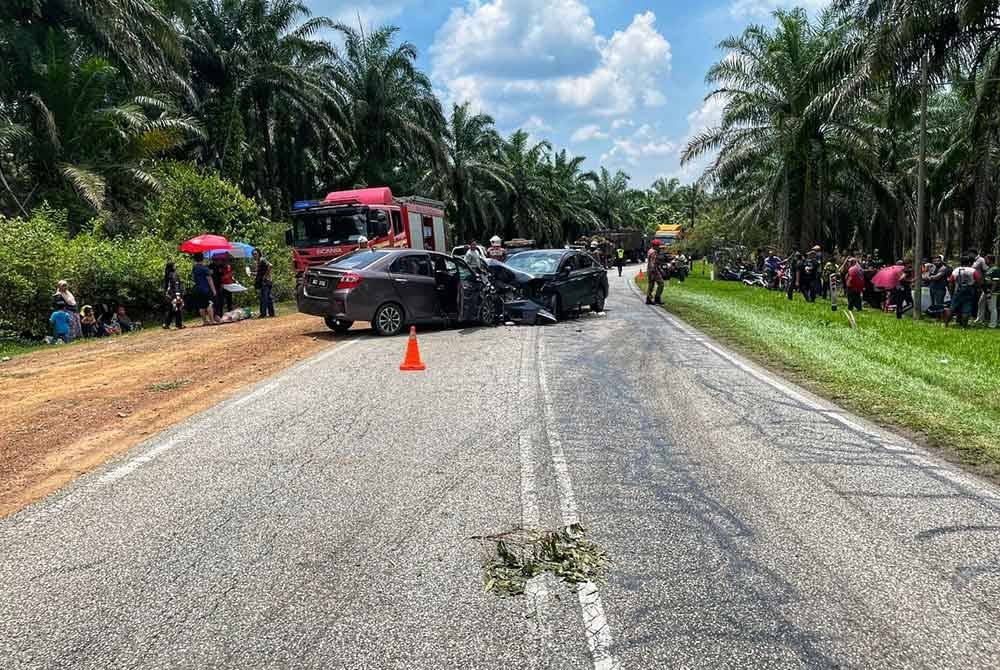 Kemalangan membabitkan dua kenderaan iaitu Perodua Bezza dan Honda City. Foto Ihsan PDRM