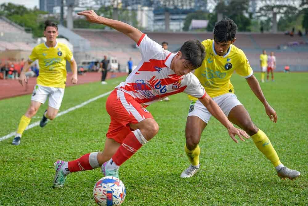 Bintang KL City, Sean Gan Giannelli (dua dari kiri) bersaing dengan pemain Penang, Muhammad Adib pada perlawanan Liga Super antara KL City menentang Penang di Stadium Bola Sepak Kuala Lumpur.