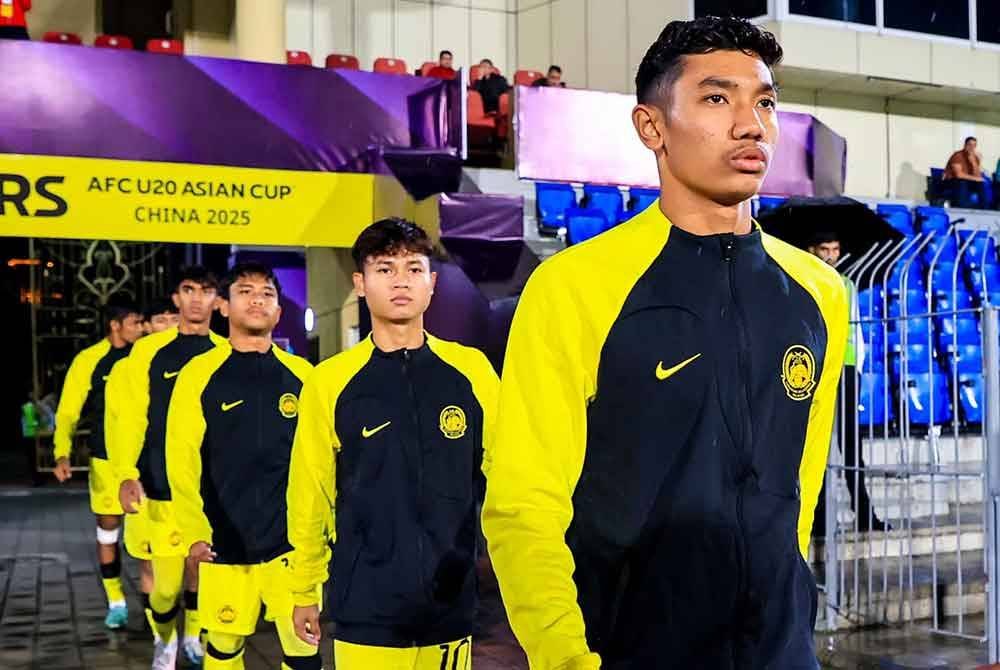 Farish Danish (kanan) dan Haykal Danish antara pemain yang mengalas cabaran Harimau Muda B-19 di Dushanbe. Foto FAM