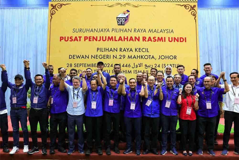 Calon Barisan Nasional, Syed Hussien Syed Abdullah (depan, tengah) meraikan kemenangan dengan bergambar bersama kepimpinan tertinggi Barisan Nasional selepas diumumkan kemenangan pada PRK Mahkota di Dewan Tunku Ibrahim Ismail. Foto Bernama