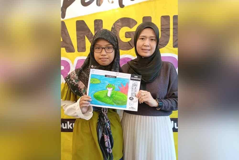 Hana Arissa (kiri) dan ibunya menunjukkan lukisan yang melayakkannya menang tempat pertama dalam Pertandingan Mewarna Kids Karangkraf.