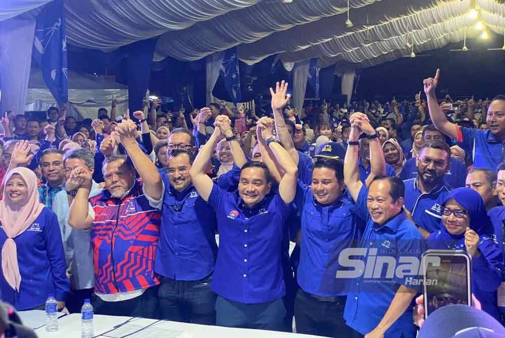 Syed Hussien Syed Abdullah (tiga dari kanan) dan Menteri Besar Johor, Datuk Onn Hafiz Ghazi (empat dari kanan) serta pemimpin BN meraikan kemenangan parti itu pada PRK Mahkota di Bilik Gerakan Utama (BGU) BN. Foto SINAR HARIAN -HIDAYAH HAIROM