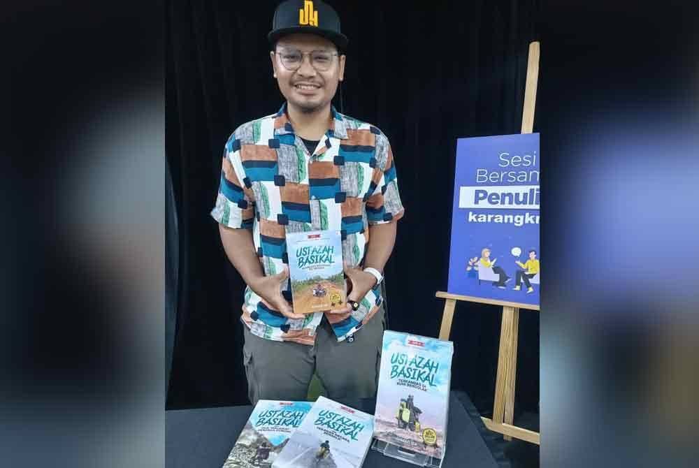 Ahmad mempromosikan buku Ustazah Basikal di Kompleks Kumpulan Karangkraf, Shah Alam pada Ahad sempena Jualan Gudang Karangkraf 2024.