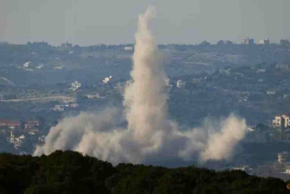 Serangan udara tentera Israel ke atas sebuah penempatan di selatan Lubnan pada Ahad. Gambar Reuters