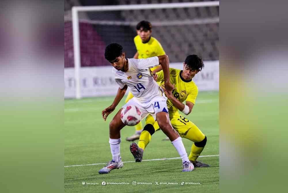 Afiq Hakimi cuba mengekang Mohamed Hamdhi dalam aksi terakhir Kumpulan E di Dushanbe. Foto FAM