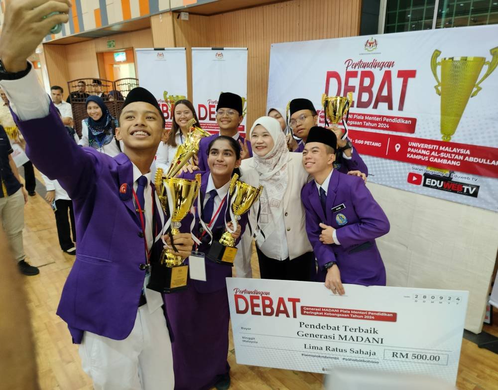 Fadhlina berswafoto bagi meraikan pasukan Johor yang muncul johan Pertandingan Debat Generasi MADANI Piala Menteri Pendidikan Peringkat Kebangsaan 2024 di UMPSA Kampus Gambang di sini pada Sabtu.