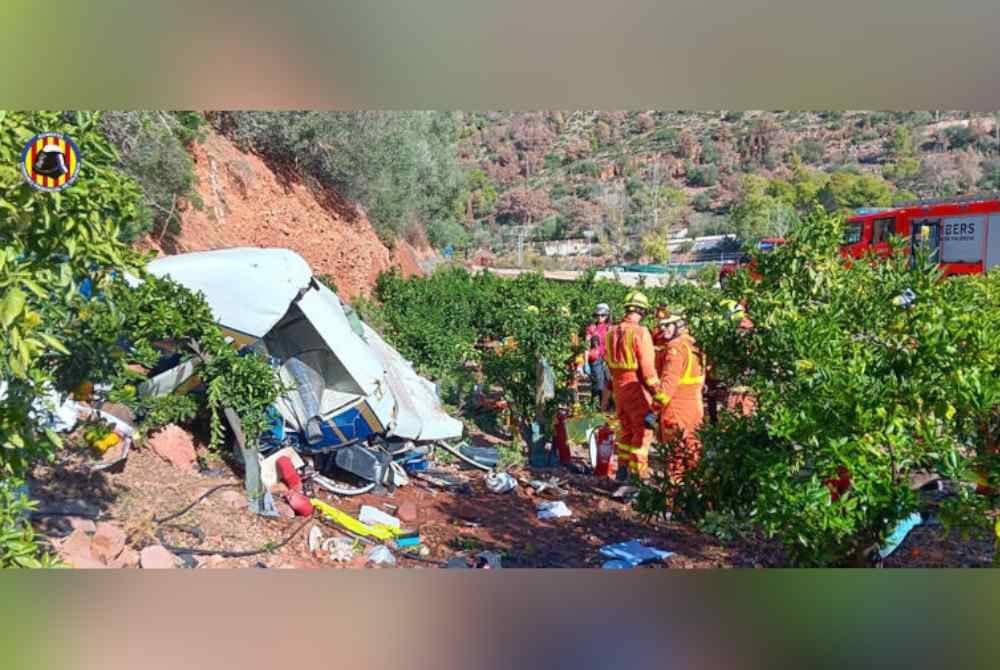 Tiga individu maut pada Ahad apabila helikopter yang dinaiki mereka berlanggar dengan talian elektrik berhampiran sebuah bandar di timur Sepanyol.