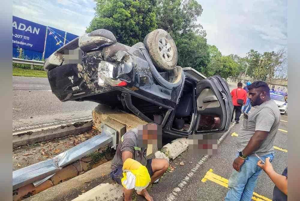 Mangsa menahan kesakitan akibat kecederaan di pergelangan tangan kanan.