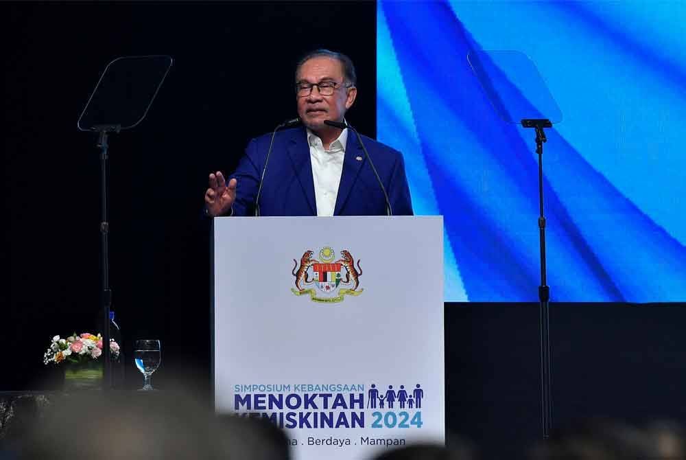 Anwar ketika berucap merasmikan Simposium Kebangsaan: Menokhtahkan Kemiskinan di Pusat Konvensyen Antarabangsa Putrajaya (PICC), pada Isnin. Foto Bernama