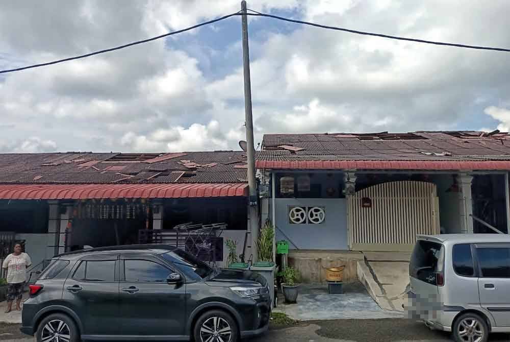 Bumbung beberapa rumah rosak dalam kejadian ribut pada petang Ahad.