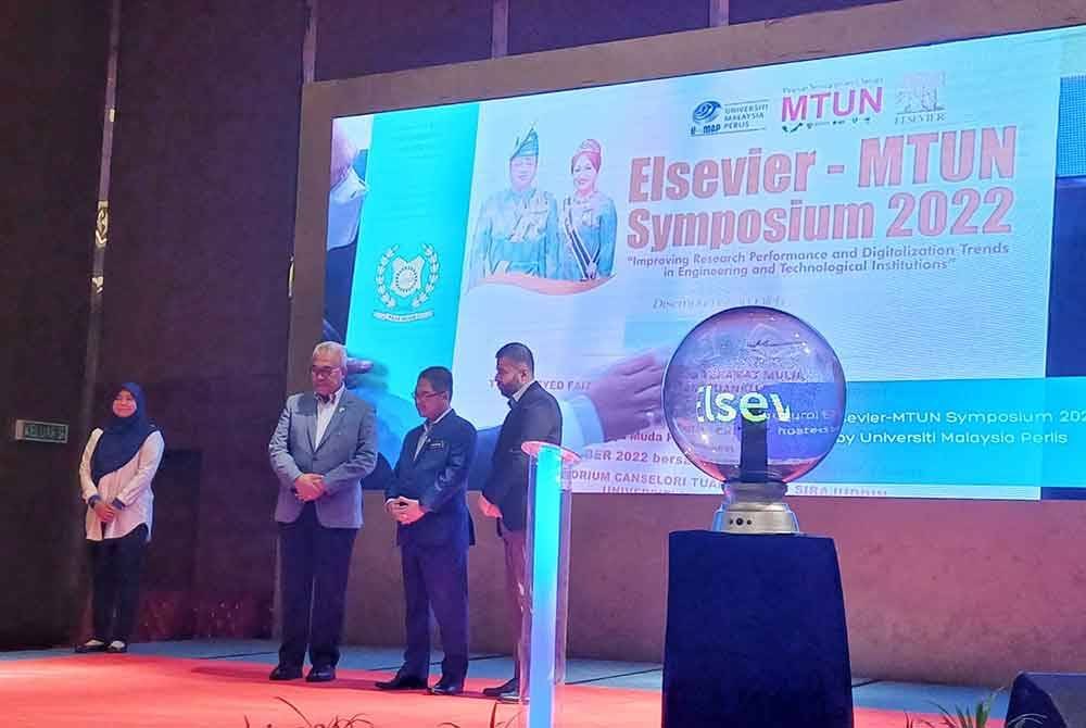 Mustapha (tengah) merasmikan Simposium Elsevier Universiti Teknikal Malaysia (MTUN) Ke-3 sempena Hari Akademia 2024 anjuran UMPSA pada Isnin.