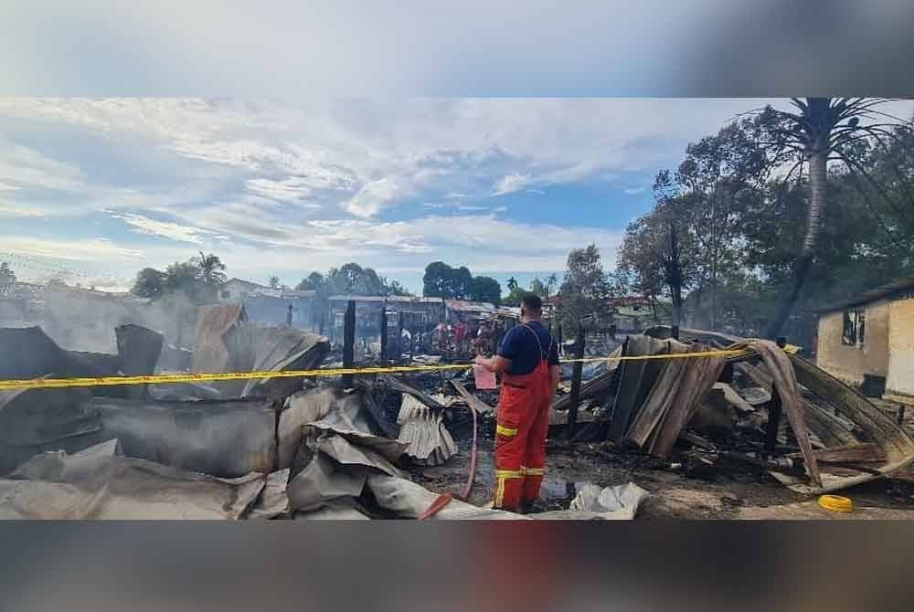 Kebakaran rumah melibatkan kawasan setinggan di Jalan Lembaga Padi, Lorong Burung Keleto, Likas pada Isnin.