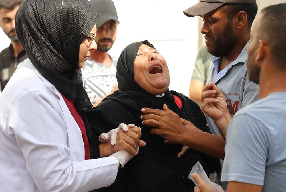 Seorang wanita Palestin bersedih atas kematian saudara mara selepas serangan Israel di sekolah Umm al-Fahm. Foto Bernama