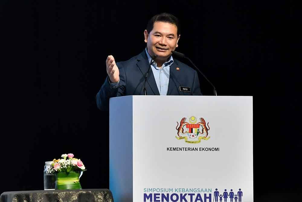 Menteri Ekonomi Rafizi Ramli menyampaikan ucapan pada Majlis Peluncuran Simposium Kebangsaaan: Menokhtahkan Kemiskinan 2024 di Pusat Konvensyen Antarabangsa Putrajaya (PICC).