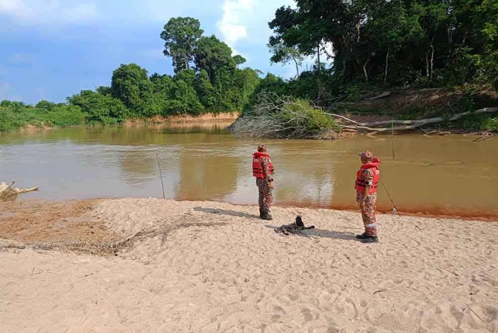 Pasukan bomba membuat pencarian di sekitar Sungai Lepar selepas seorang lelaki dihanyutkan arus ketika menjaring ikan di kawasan terbabit. - Foto: Bomba Pahang