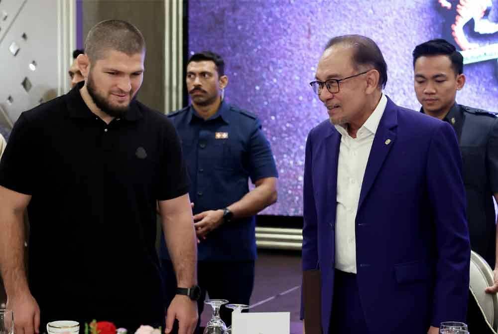 Anwar mengadakan pertemuan dengan bekas Juara Dunia Kategori &#039;Lightweight&#039; Ultimate Fighting Championship (UFC) Khabib Nurmagomedov di Kompleks Seri Perdana hari ini. Foto Bernama