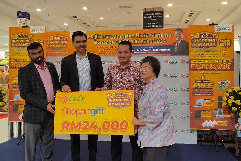 Chin Choo (kanan) menang hadiah baucar beli-belah percuma selama setahun bernilai RM24,000.