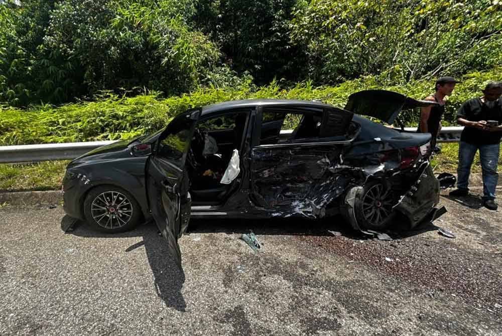 Proton Preve yang dinaiki Selamah terbabas ke laluan bertentangan dan merempuh Perodua Axia. Foto Ihsan PDRM.