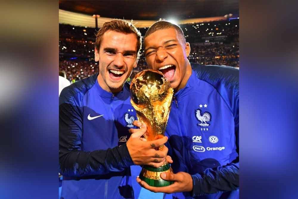 Griezmann bersama Kylian Mbappe ketika membantu Perancis menjulang Piala Dunia. Foto Agensi