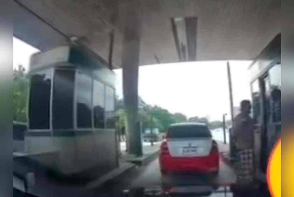 Tangkap layar memaparkan lelaki terbabit mendekati pondok tol di Plaza Tol Perling.