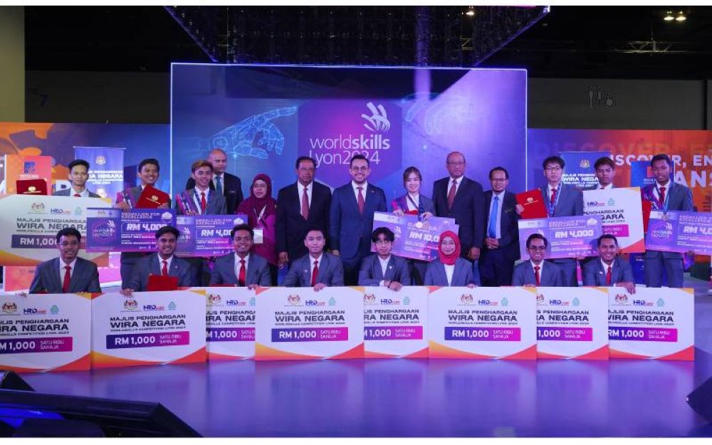 Menteri Sumber Manusia, Steven Sim (tengah) bergambar bersama semua peserta pada Majlis Penghargaan Wira Negara World Skills Competition (WSC) Lyon 2024 di MITEC pada Isnin.