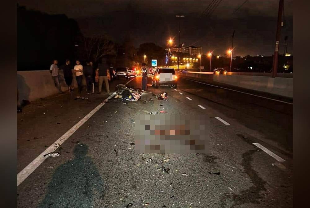 Seorang penunggang motosikal maut selepas terbabit dalam nahas melibatkan lima kenderaan berhampiran Kolej Widad di jejambat Jalan Pintasan Kuantan-Kemaman pada Isnin. Foto Ihsan PDRM