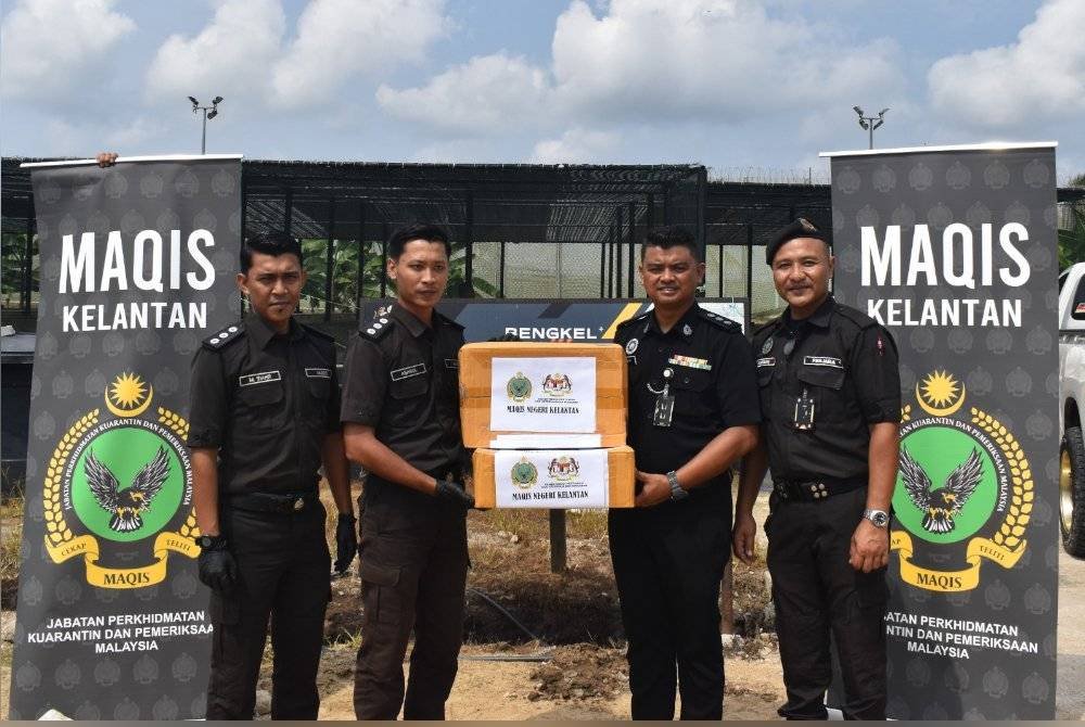 Jabatan penjara (kanan) menerima ayam sejuk beku daripada wakil MAQIS.