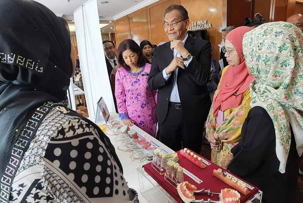 Dr Dzulkefly (tiga, kanan) melawat reruai pameran sempena Majlis Perasmian Sambutan Hari Warga Emas Peringkat Kementerian Kesihatan pada Selasa. Foto Bernama