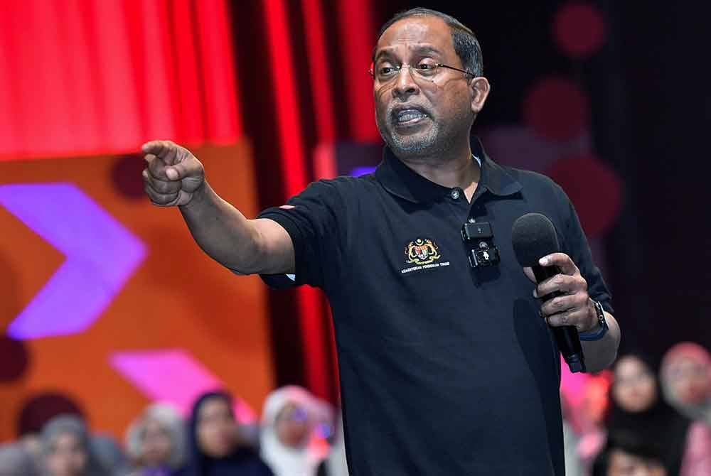 Zambry berucap pada Program Khas: In Person With Doc Zam sempena Minggu Destinasi Siswa di Dewan Agung Tuanku Canselor UiTM pada Selasa. Foto Bernama