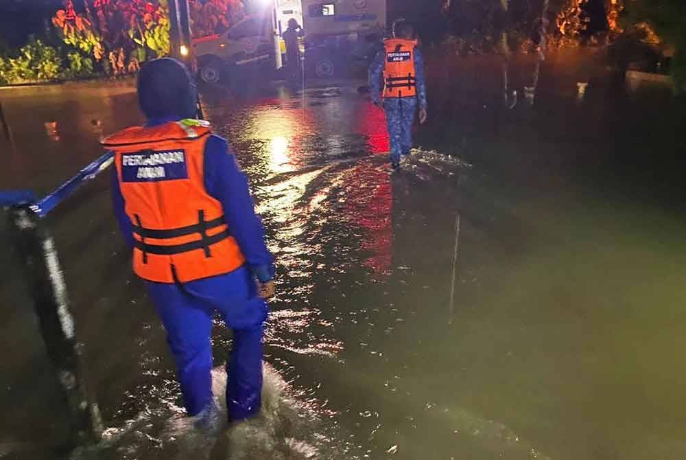 Keadaan banjir yang melanda tiga kampung di daerah Kampar menyebabkan 16 penduduk dari lima keluarga dipindahkan bagi tujuan keselamatan. Foto APM Perak