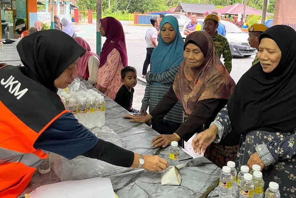 Mangsa banjir yang ditempatkan di Pusat Pemindahan Sementara (PPS) SK Siong dan mula dibuka pada jam 1 pagi pada Selasa.