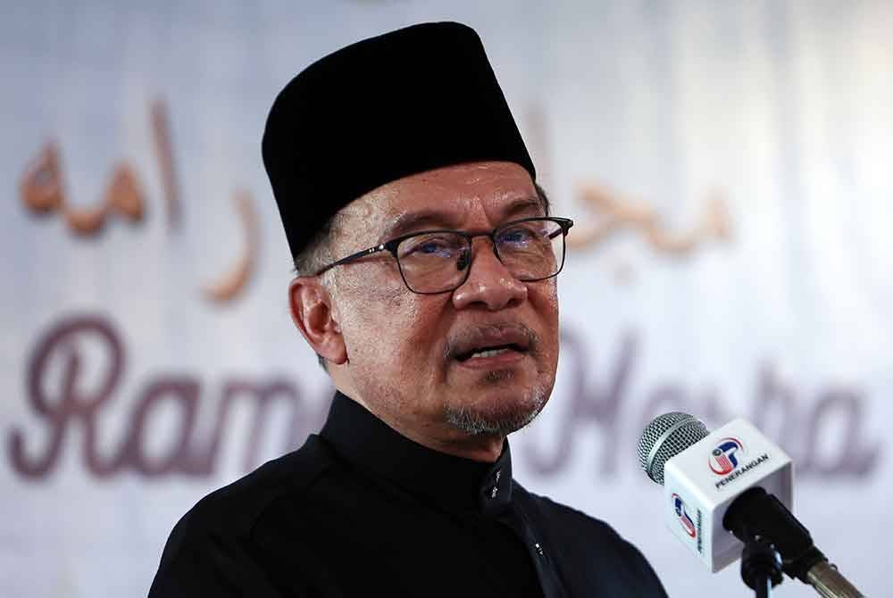 Perdana Menteri Datuk Seri Anwar Ibrahim ketika berucap pada majlis ramah mesra bersama peniaga-peniaga Pasar Siti Khadijah di sini pada Selasa. Foto Bernama