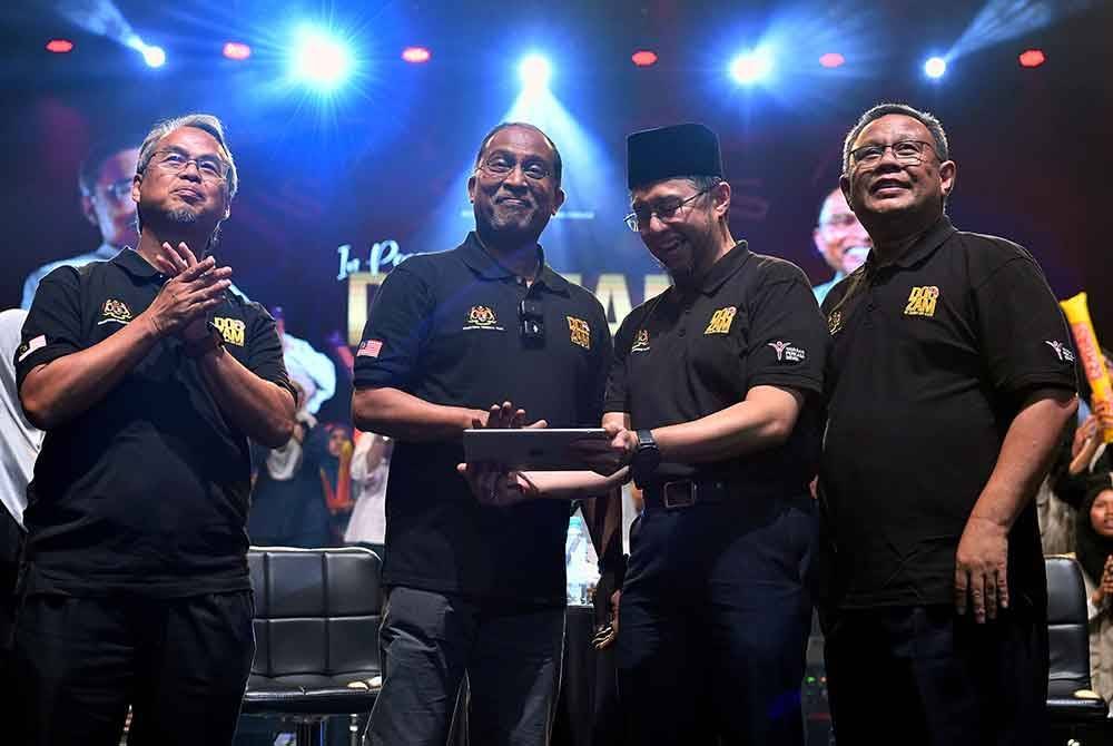 Zambry (dua, kiri) bersama Naib Canselor UiTM, Prof Datuk Dr Shahrin Sahib (dua, kanan) ketika gimik pelancaran Sistem e-Profiling HEP pada Program Khas: In Person With Doc Zam di Dewan Agung Tuanku Canselor UiTM pada Selasa. Foto Bernama