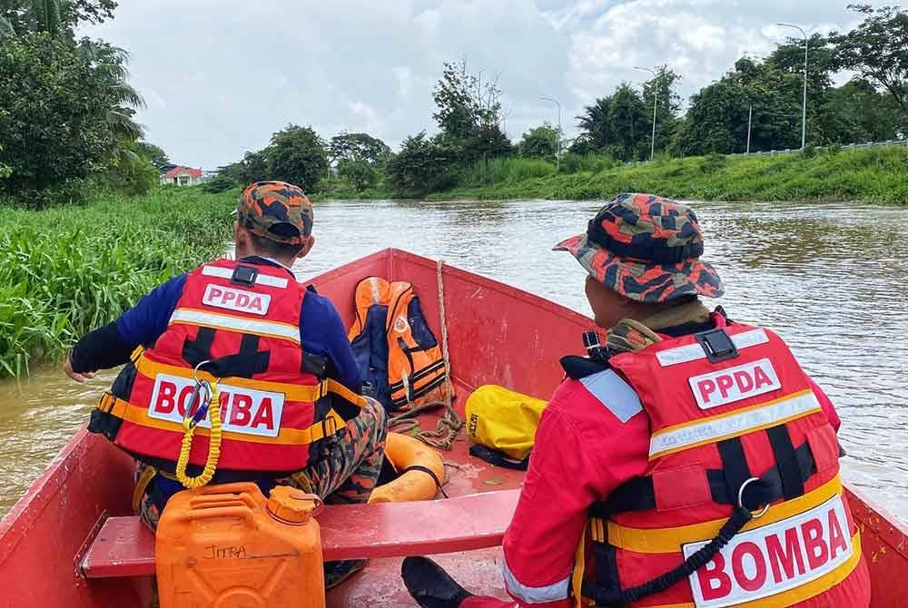 Anggota bomba menjalankan operasi mencari jasad Sabari sebelum hujan turun sekitar jam 11 pagi.