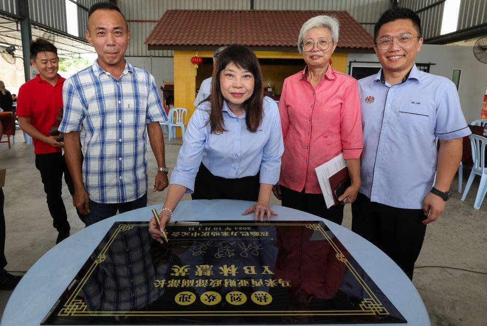 Hui Ying (tengah) merasmikan Persatuan Penyokong Perayaan Keng Teong Guan pada lawatan kerja ke Kampung Parit Bilal pada Selasa. Foto Bernama