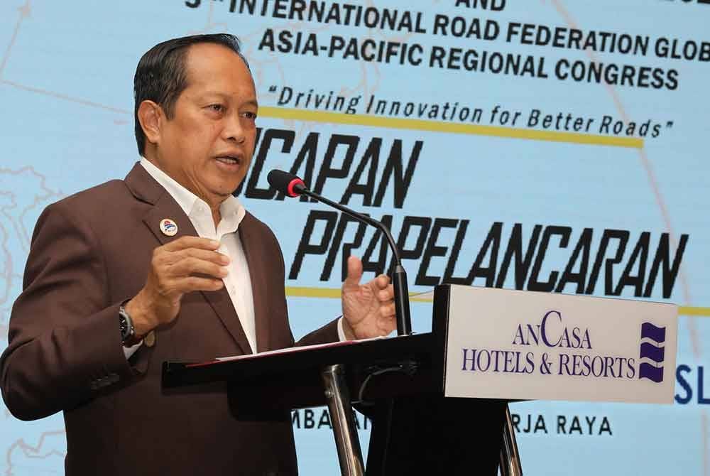 Ahmad Maslan ketika berucap merasmikan majlis Pra-Pelancaran Persidangan Jalan Se-Malaysia ke-12 dan Kongres Jalan Asia Pasifik, Persekutuan Jalan Sedunia ke-5 pada Selasa.