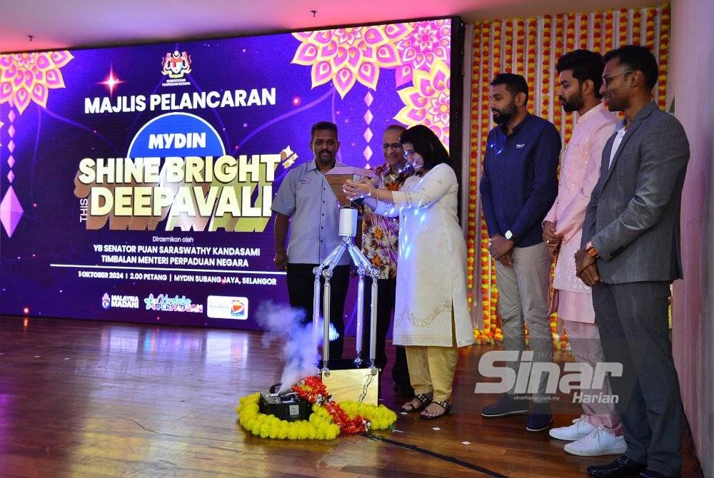 Saraswathy melancarkan kempen 'Shine Bright This Deepavali’ di Mydin Subang Jaya pada Selasa.