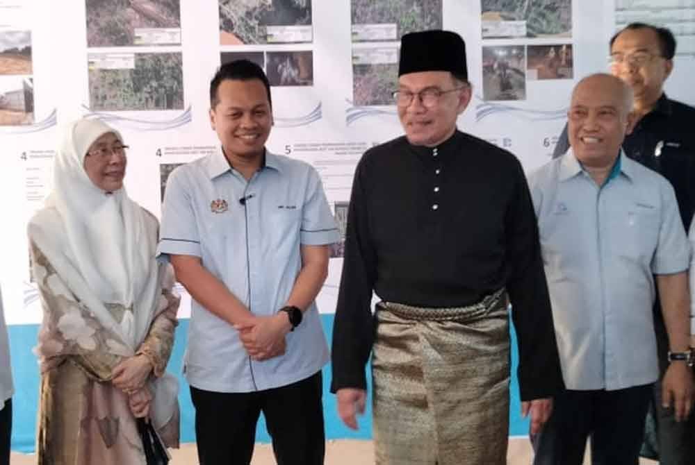 Anwar (tengah) tiba untuk lawatan di tapak projek pembinaan Loji Rawatan Air Chicha 2.