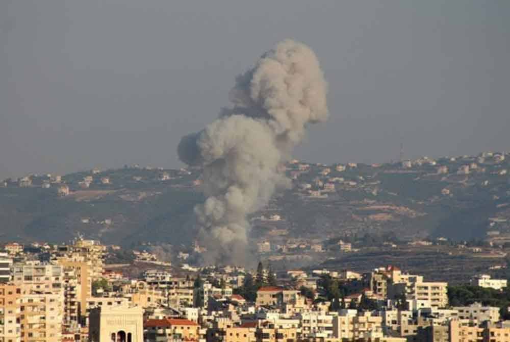 Asap berkepul menjulang ke langit selepas serangan udara Israel di perkampungan Abbasiyeh, Lubnan pada Selasa. Foto AFP