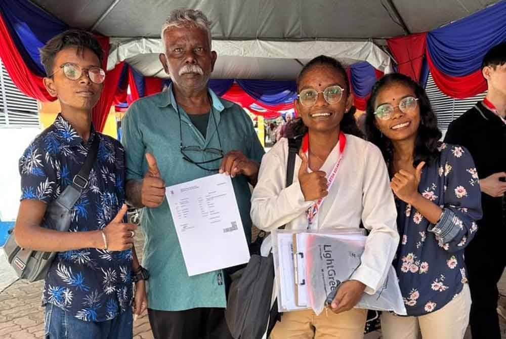 Chinnakaruppan hadir pada sesi pendaftaran anaknya di UMK Kampus Kota pada Selasa. Foto UMK