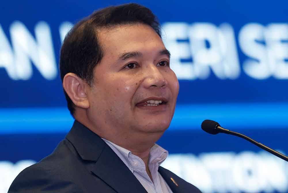 Rafizi berucap pada Sesi Libat Urus RMK13 bersama kerajaan negeri Selangor di Pusat Konvensyen MBSA pada Selasa. Foto Bernama