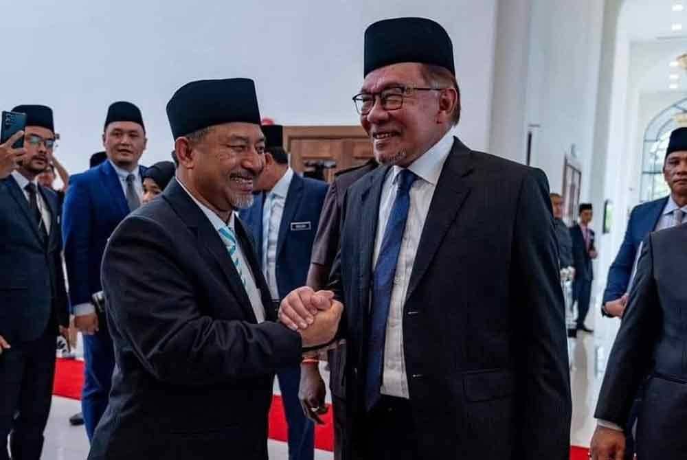 Nassuruddin (kiri) merakamkan ucapan terima kasih kepada Anwar diatas beberapa pengumuman yang dibuat semasa lawatan kerja ke negeri ini sempena pengurniaan darjah kebesaran daripada Sultan Kelantan, Sultan Muhammad V pada Selasa.