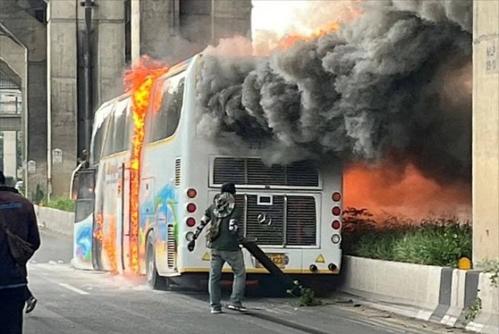 Seramai 22 murid dan tiga guru maut dalam insiden kebakaran bas di wilayah Pathum Thani dekat Bangkok pada Selasa. Foto Agensi