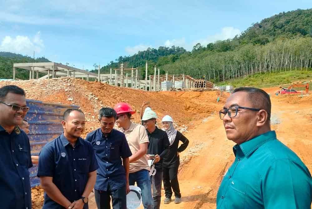 Muhammad Sanusi meninjau tapak projek pembinaan fasa kedua rumah mangsa terjejas banjir aliran puing di Kampung Bok Bak, Baling.