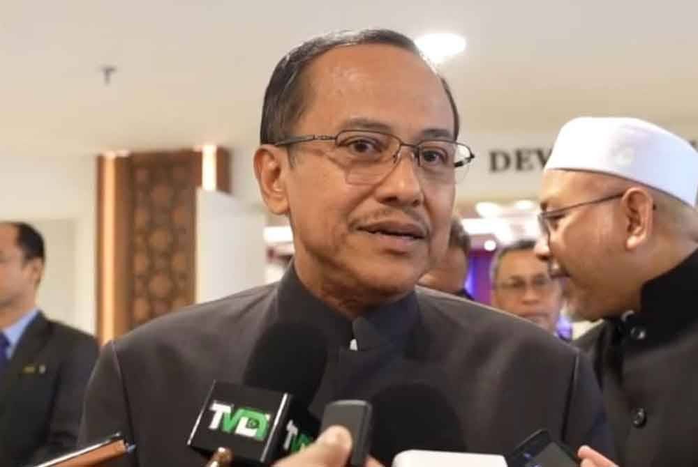 Ahmad Samsuri (tengah) ketika ditemui pemberita selepas Majlis Penutup Seminar Ahli Majlis Pihak Berkuasa Tempatan (PBT) Negeri Terengganu