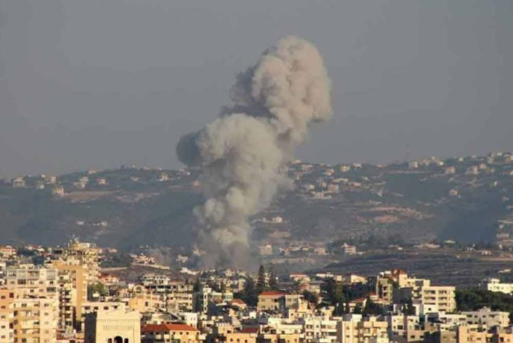 Asap berkepul menjulang ke langit selepas serangan udara Israel di perkampungan Abbasiyeh, Lubnan pada Selasa. Foto AFP