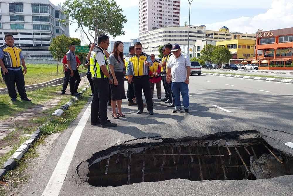 Lubang yang berlaku di Jalan Syed Abdul Aziz, Melaka Raya di sini, pada Rabu.